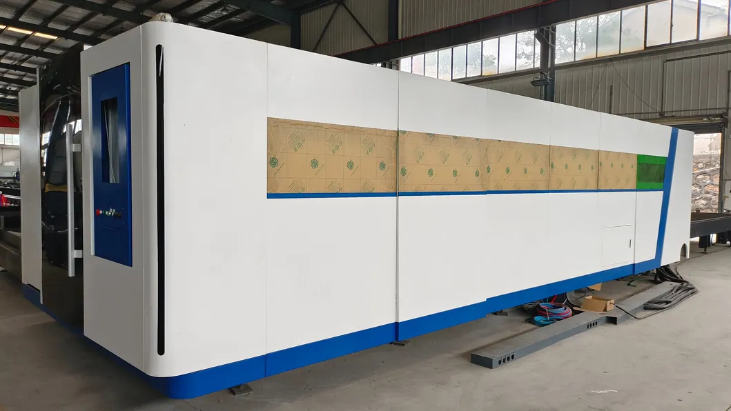 AC380V/50Hz/60Hz पावर सप्लाई एक्सचेंज टेबल लेजर कटिंग मशीन बंद सुरक्षात्मक कवर के साथ 3000W लेजर पावर 0