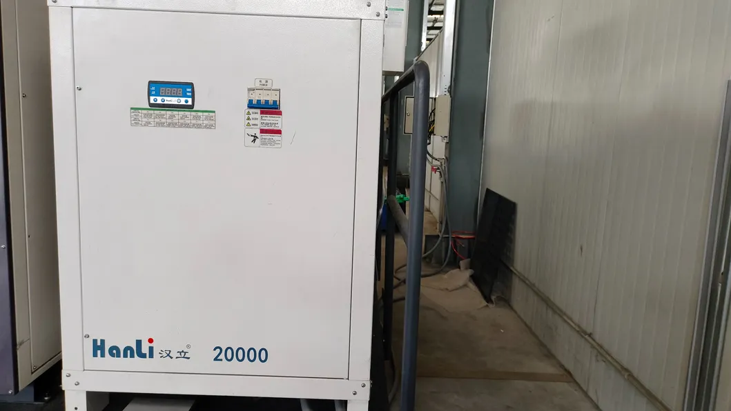 AC380V/50Hz/60Hz पावर सप्लाई एक्सचेंज टेबल लेजर कटिंग मशीन बंद सुरक्षात्मक कवर के साथ 3000W लेजर पावर 1