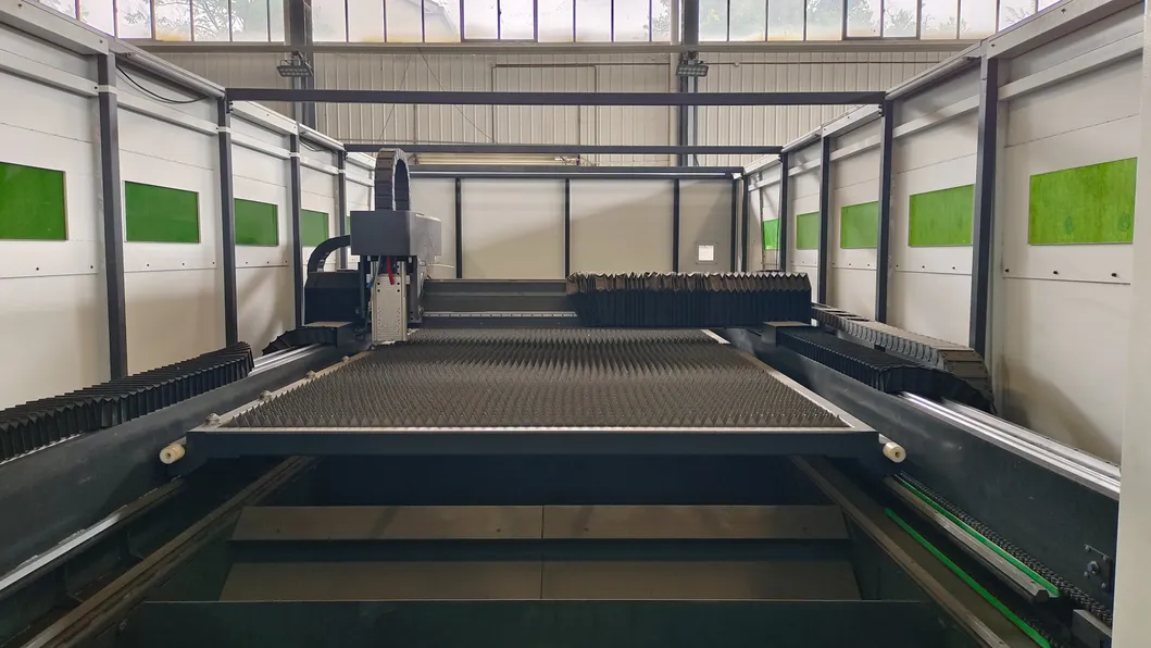 AC380V/50Hz/60Hz पावर सप्लाई एक्सचेंज टेबल लेजर कटिंग मशीन बंद सुरक्षात्मक कवर के साथ 3000W लेजर पावर 2