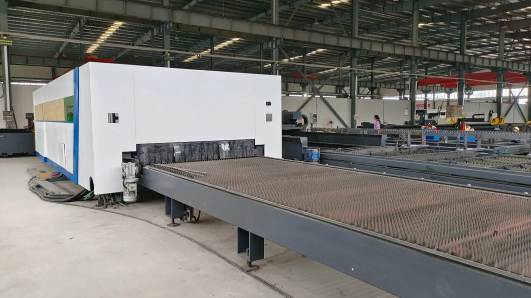 AC380V/50Hz/60Hz पावर सप्लाई एक्सचेंज टेबल लेजर कटिंग मशीन बंद सुरक्षात्मक कवर के साथ 3000W लेजर पावर 3