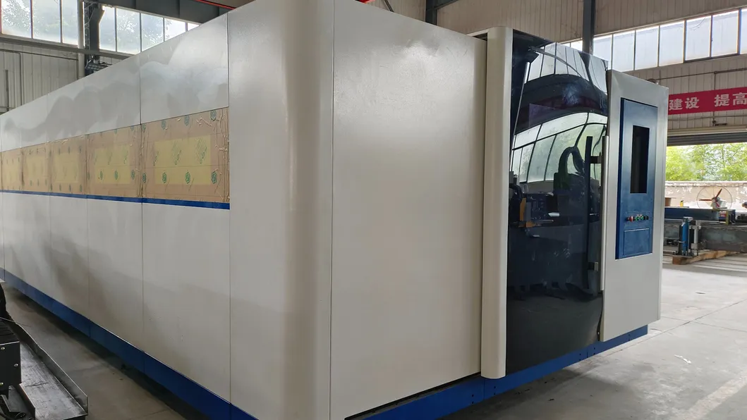 AC380V/50Hz/60Hz पावर सप्लाई एक्सचेंज टेबल लेजर कटिंग मशीन बंद सुरक्षात्मक कवर के साथ 3000W लेजर पावर 4