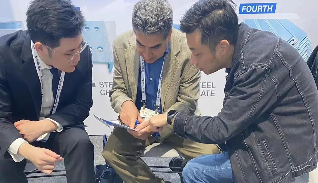 3000W-6000W ऑटोमोटिव शीट धातु ऑटोमोटिव विनिर्माण में पानी ठंडा करने के लिए 8